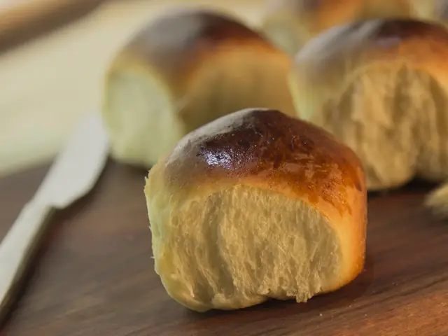 Pãezinhos dourados recém-saídos do forno